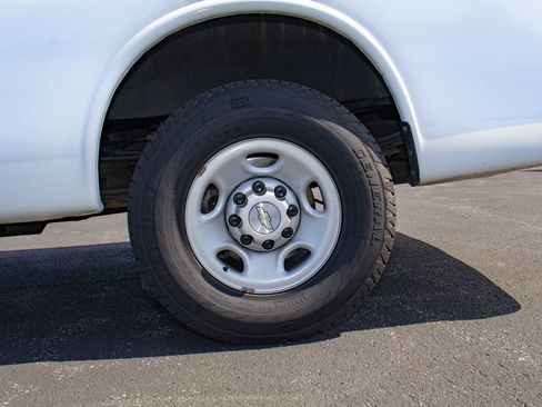 Used 2021 Chevrolet Express 2500 w/ Driver Convenience Package RWD image 5
