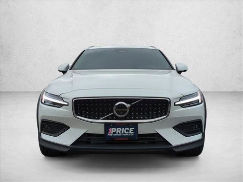Used 2025 Volvo V60 B5 Cross Country Plus image 2