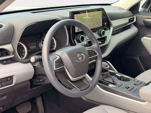 Used 2026 Toyota Highlander XLE AWD/4WD image 12