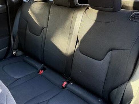 Used 2019 Jeep Renegade Sport image 21