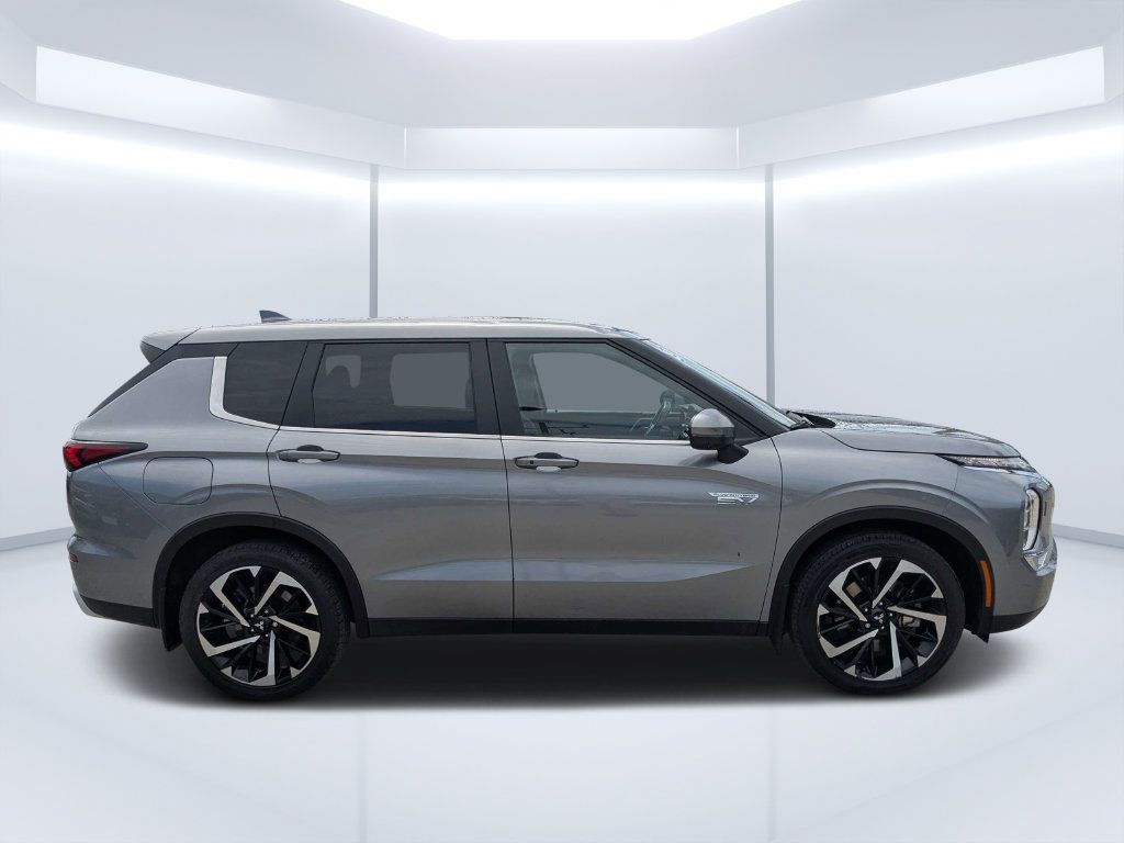 Used 2023 Mitsubishi Outlander 4WD Plug-In Hybrid image 2