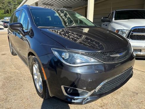 Used 2020 Chrysler Pacifica Touring-L w/ Tire & Wheel Group image 2