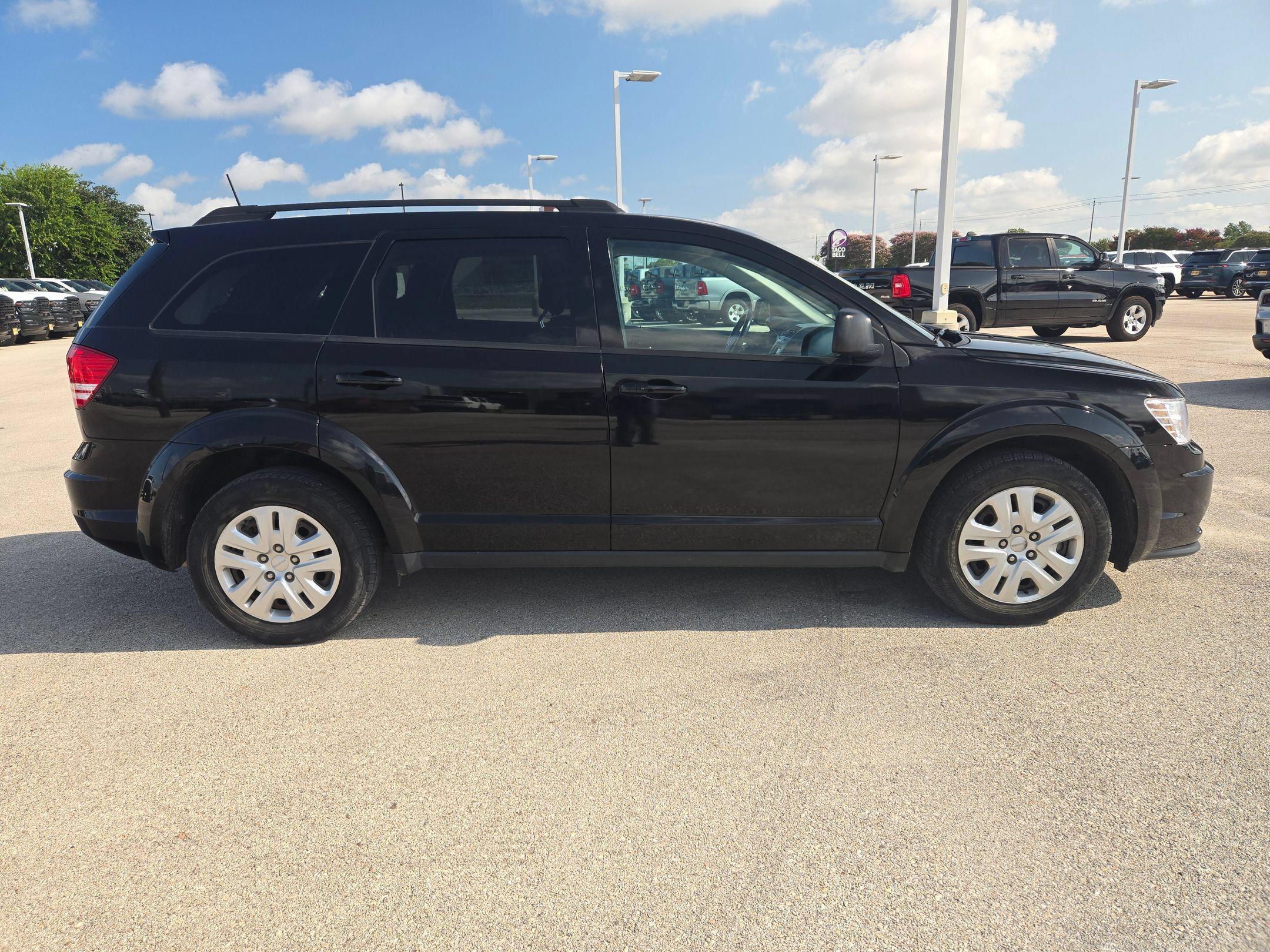 Used 2020 Dodge Journey SE w/ SE Popular Equipment Group FWD image 2