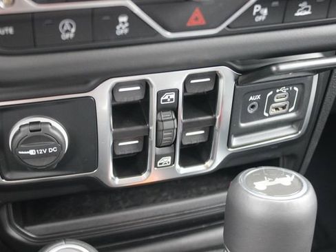 Used 2025 Jeep Wrangler Unlimited Sahara w/ Dual Top Group AWD/4WD image 9