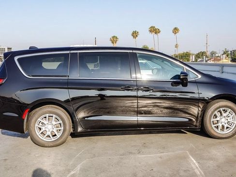 New 2027 Chrysler Pacifica Select FWD image 13