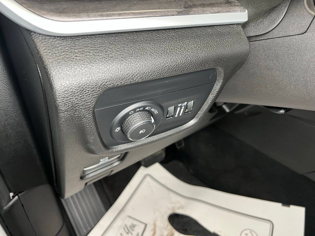 Used 2024 Jeep Grand Cherokee Limited AWD/4WD image 16