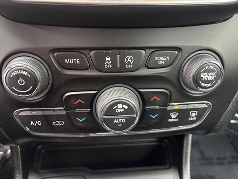 Used 2022 Jeep Cherokee Trailhawk w/ Premium Leather Package image 39