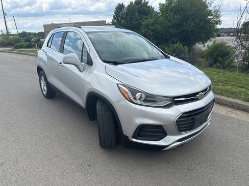 Used 2018 Chevrolet Trax LT w/ LT Convenience Package FWD image 2