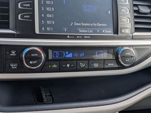 Used 2017 Toyota Highlander XLE AWD/4WD image 24