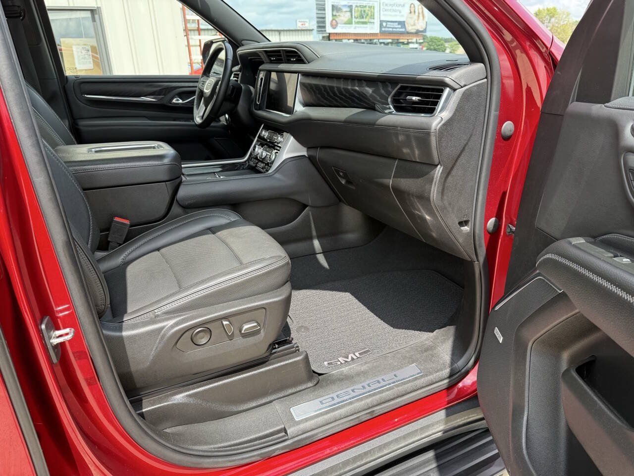 Used 2023 GMC Yukon Denali AWD/4WD image 12