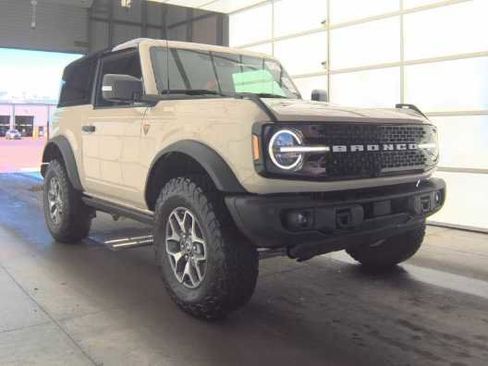 Used 2025 Ford Bronco Badlands image 3