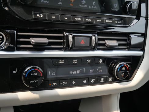 Used 2023 Nissan Pathfinder SL AWD/4WD image 23