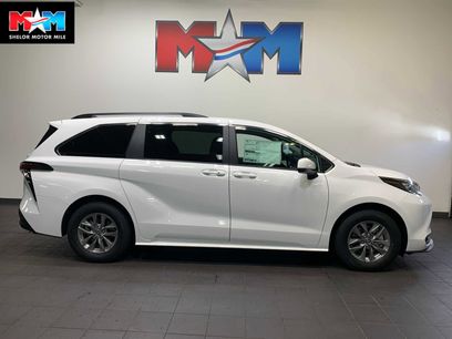 New 2026 Toyota Sienna LE