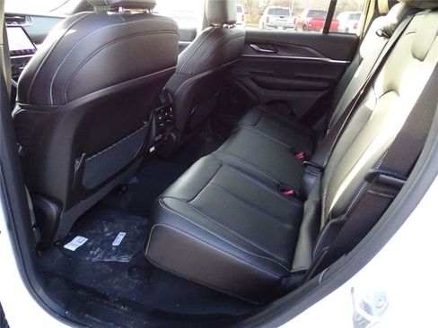 Used 2025 Jeep Grand Cherokee Limited w/ Black Appearance Package image 18