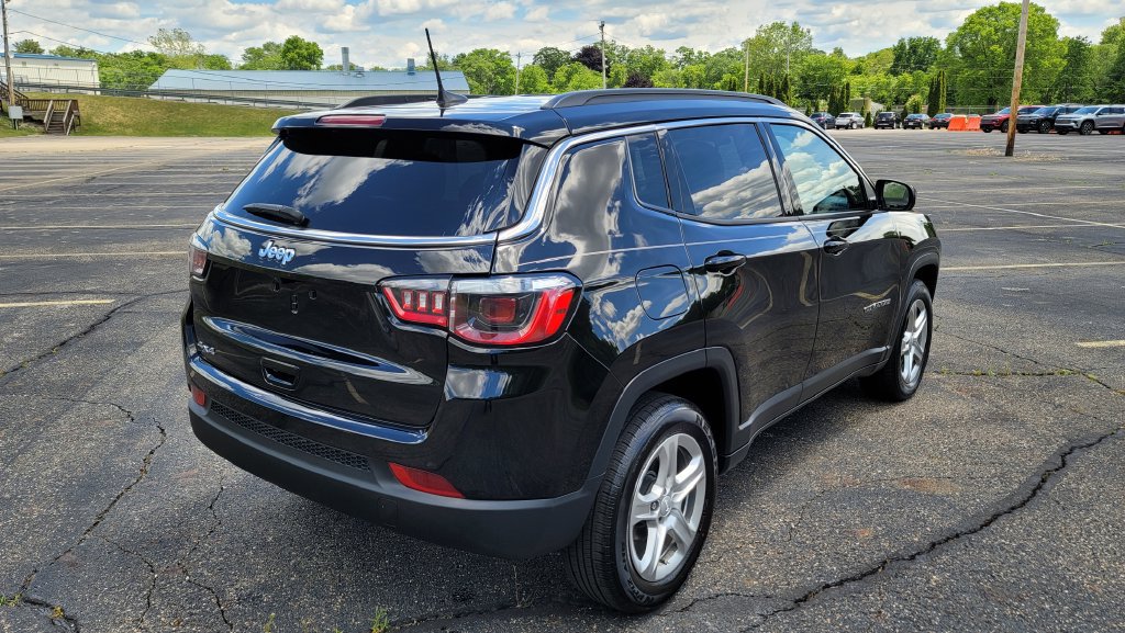 Used 2024 Jeep Compass Latitude AWD/4WD image 12
