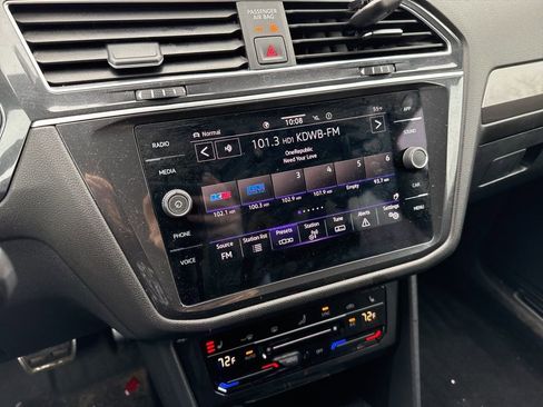 Used 2023 Volkswagen Tiguan SE R-Line image 7