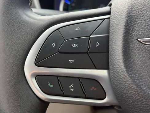 Used 2023 Chrysler Pacifica Touring-L FWD image 23