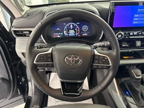 Used 2025 Toyota Highlander Platinum AWD/4WD image 29