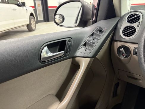 Used 2011 Volkswagen Tiguan S image 33