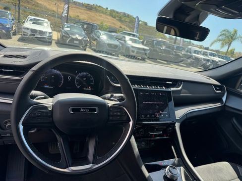 Certified 2025 Jeep Grand Cherokee Altitude image 11