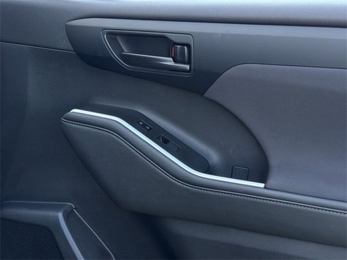 Used 2024 Toyota Highlander LE image 28