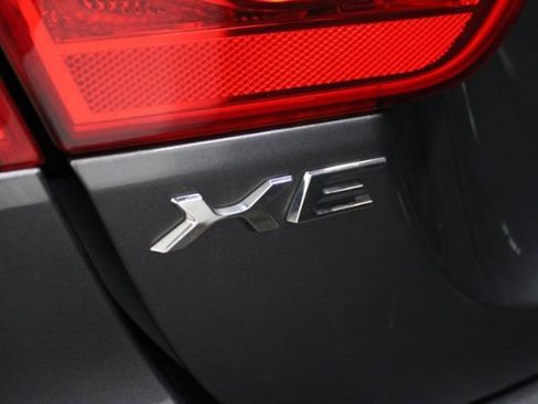 Used 2017 Jaguar XE Premium image 7