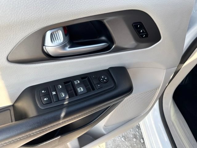 Used 2024 Chrysler Pacifica Touring-L FWD image 15