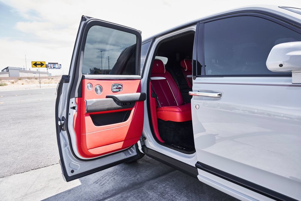 Used 2024 Rolls-Royce Cullinan Black Badge w/ Dark Exterior Package AWD/4WD image 27