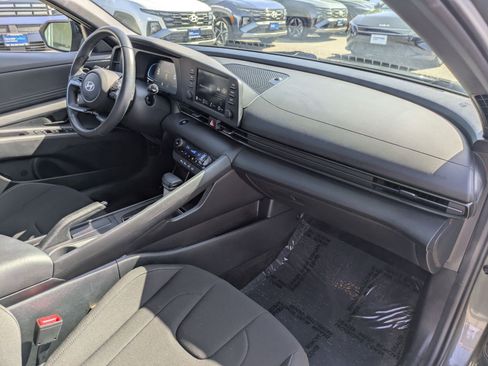 Certified 2025 Hyundai Elantra Sport image 32