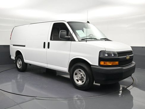 Used 2022 Chevrolet Express 3500 w/ Driver Convenience Package RWD image 5