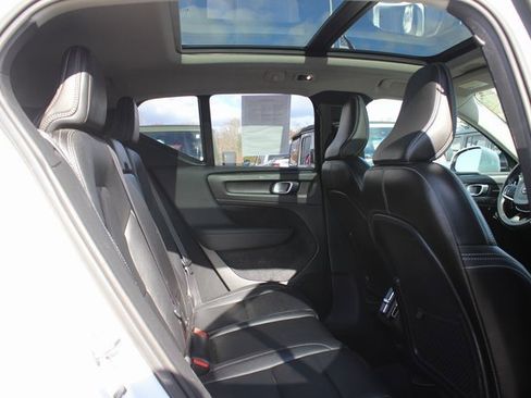 Used 2019 Volvo XC40 T5 Momentum image 29