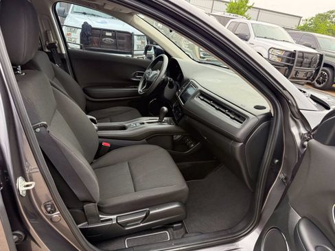 Used 2017 Honda HR-V EX image 10