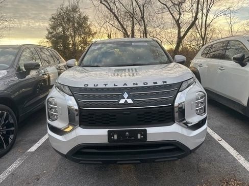 Used 2022 Mitsubishi Outlander ES image 3