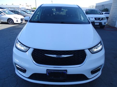 Used 2023 Chrysler Pacifica Touring-L FWD image 2