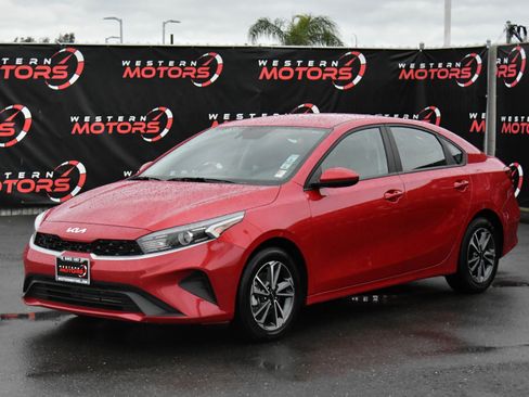 Used 2024 Kia Forte LXS image 3