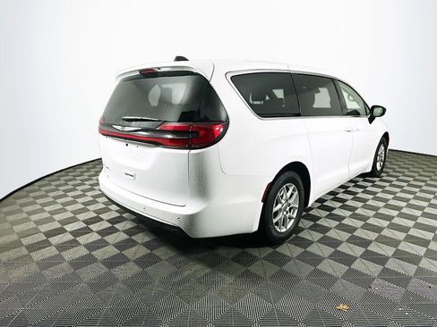 Certified 2024 Chrysler Pacifica Touring-L image 11