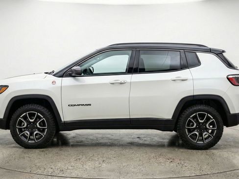 Used 2025 Jeep Compass Trailhawk AWD/4WD image 5