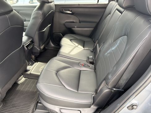 Used 2023 Toyota Highlander XLE AWD/4WD image 24