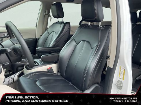 Used 2023 Chrysler Pacifica Touring-L FWD image 23