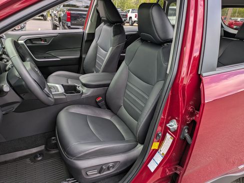 Used 2022 Toyota RAV4 XLE Premium image 7