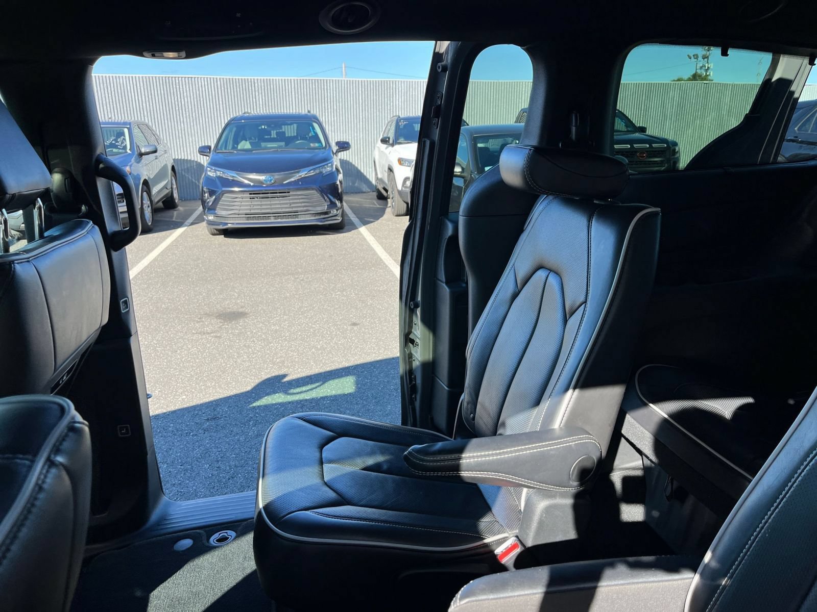 Used 2025 Chrysler Pacifica Limited FWD image 42