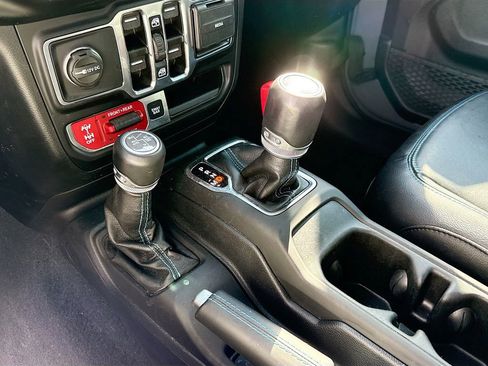 Used 2021 Jeep Wrangler Unlimited Rubicon 4xe w/ Cold Weather Group AWD/4WD image 18