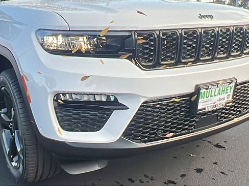 New 2025 Jeep Grand Cherokee Limited w/ Luxury Tech Group II image 10