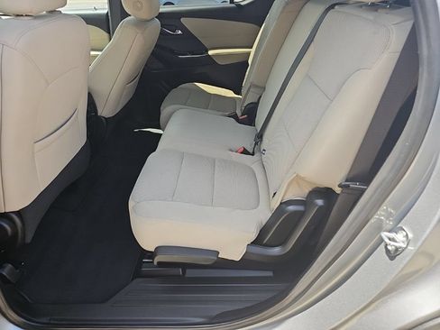 Used 2023 Chevrolet Traverse LS FWD image 16