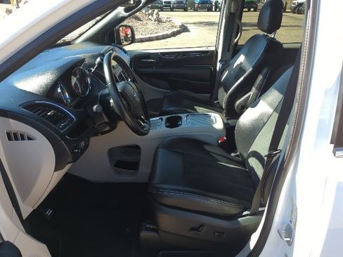 Used 2019 Dodge Grand Caravan SXT image 16