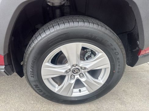 Used 2021 Toyota RAV4 XLE w/ Convenience Package image 26