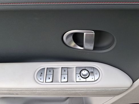 Used 2022 Hyundai Ioniq 5 SEL image 2