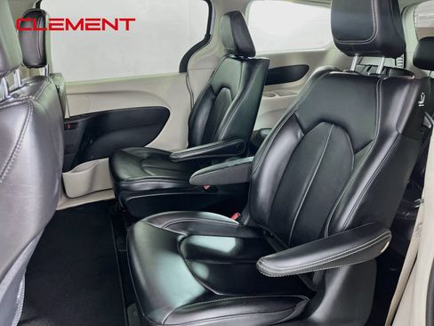 Used 2023 Chrysler Pacifica Touring-L FWD image 29