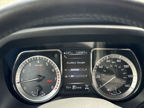 Used 2018 Nissan Titan SV w/ SV Convenience Package AWD/4WD image 18