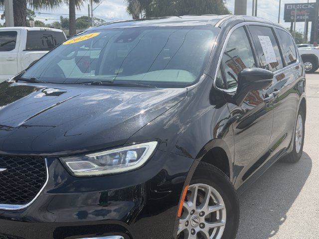Used 2024 Chrysler Pacifica Touring-L FWD image 6